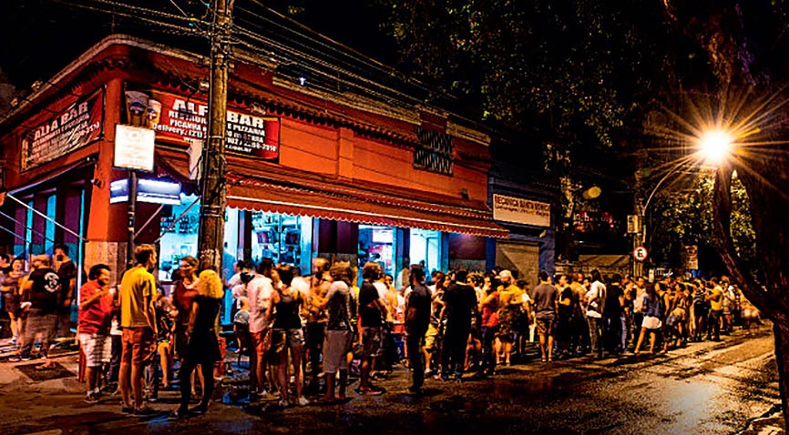 Galera em frente ao Alfa Bar