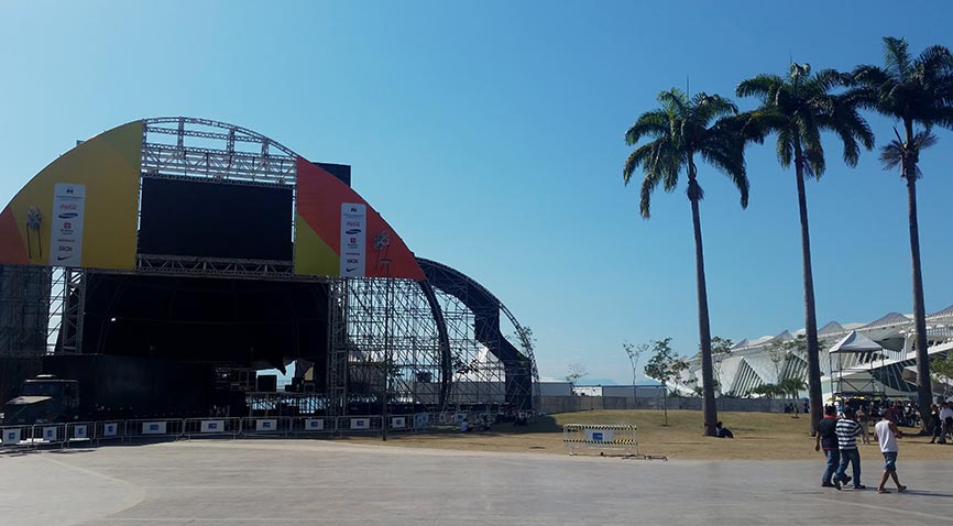 Palco montado na Praçã Mauá