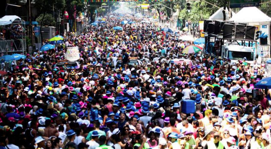 Foto do bloco Afroreggae tomando a rua com carros de som e pessoas dançando