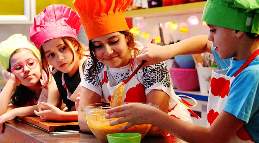 O Ateliê das Ideias e o Rubaitay preparam cursos de culinária para criançada.