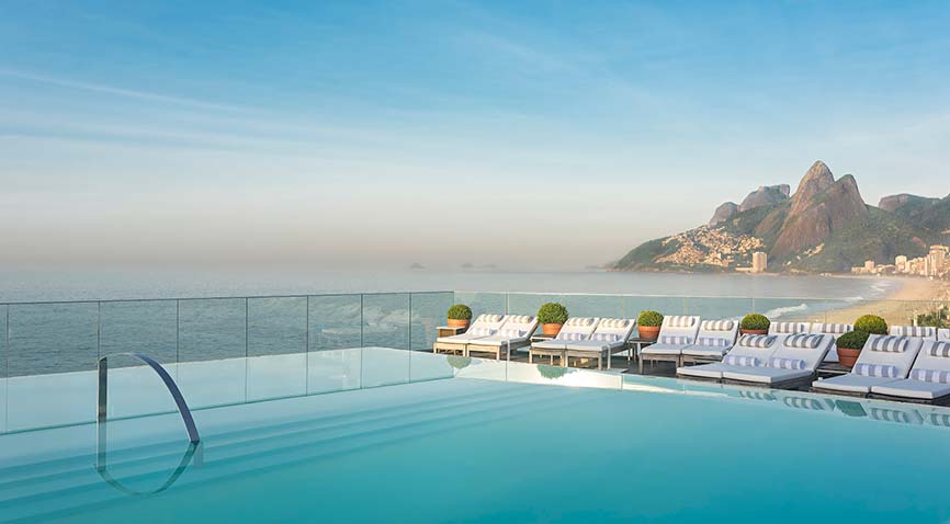 A vista da piscina do hotel fasano rio, na praia de ipanema