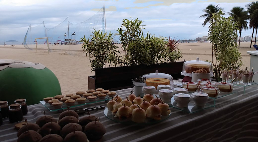 onde tomar café da manhã no rio: quiosque do aconchego carioca na praia do leme